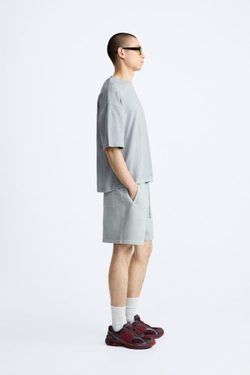 ZARA БАЗОВЫЕ ШОРТЫ-ЧИНОС С ЭФФЕКТОМ ПОТЕРТОСТИ, СВЕТЛО-СЕРЫЙ