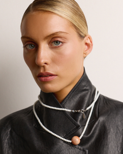 Нить из кахолонга с акцентной бусиной из розового агата