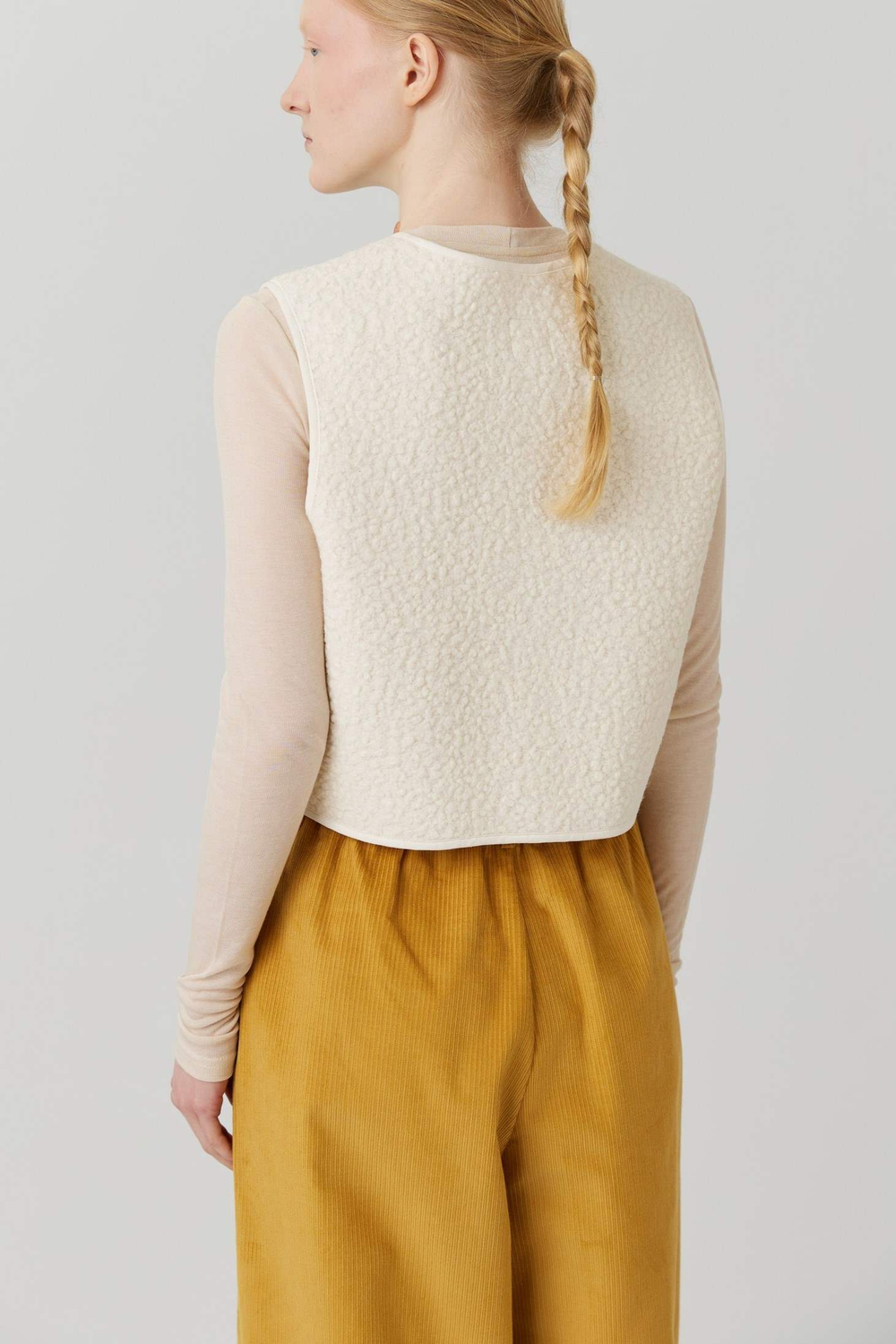 Жилет на двух завязках из молочного букле