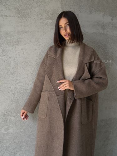 Коричневое пальто с шарфом