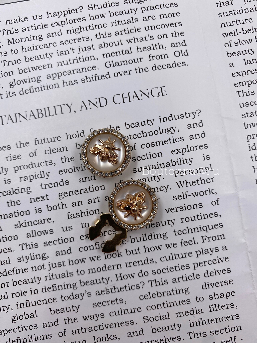 Накладка на пуговицу Гучч. Пчела белая