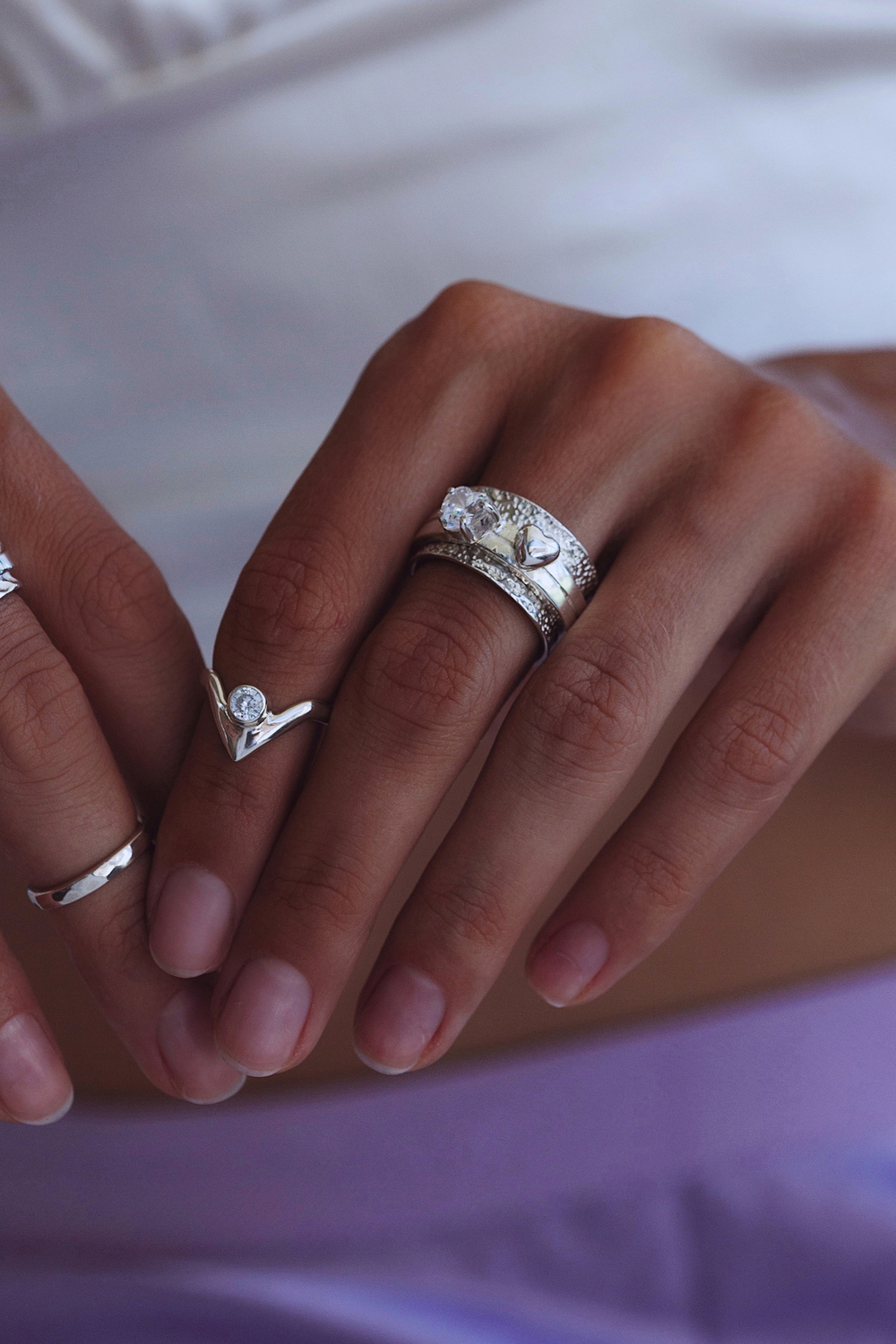 V-кольцо на фалангу с белым цирконом