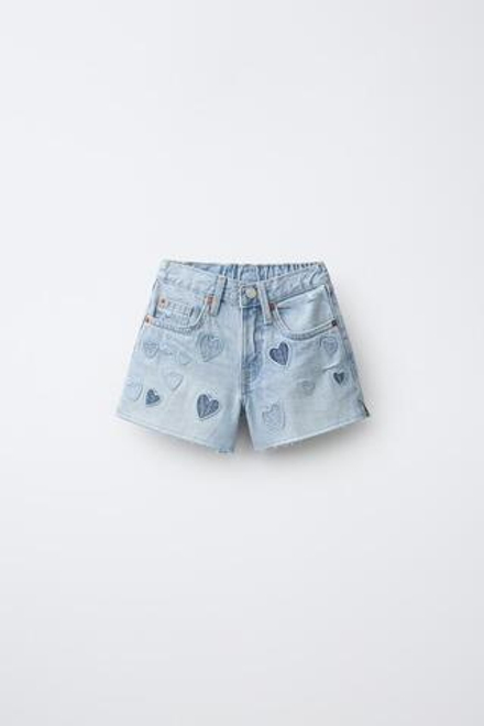 ZARA ДЖИНСОВЫЕ ШОРТЫ С НАШИВКАМИ «СЕРДЦА», ГОЛУБОЙ
