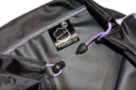 Крупный план внутренней части мешка для ледяной экстракции haney-bag premium. видна бирка с логотипом и числом 160, а также фиолетовый шнурок-затяжка