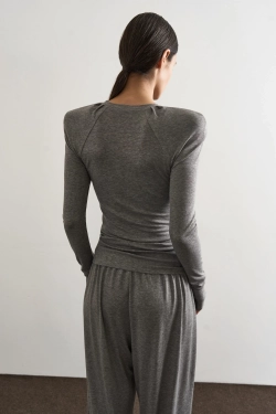 Лонгслив с акцентным плечом Layer