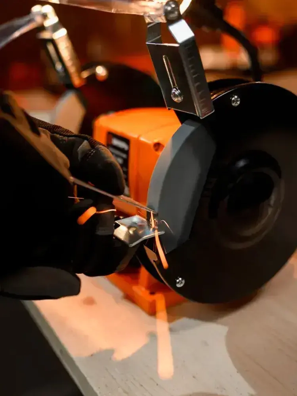 Точильный станок элетрический ТС-15А-200 Вихрь ( 200 Вт, 2950 об/мин, круг 150мм, 1 год гарантии)