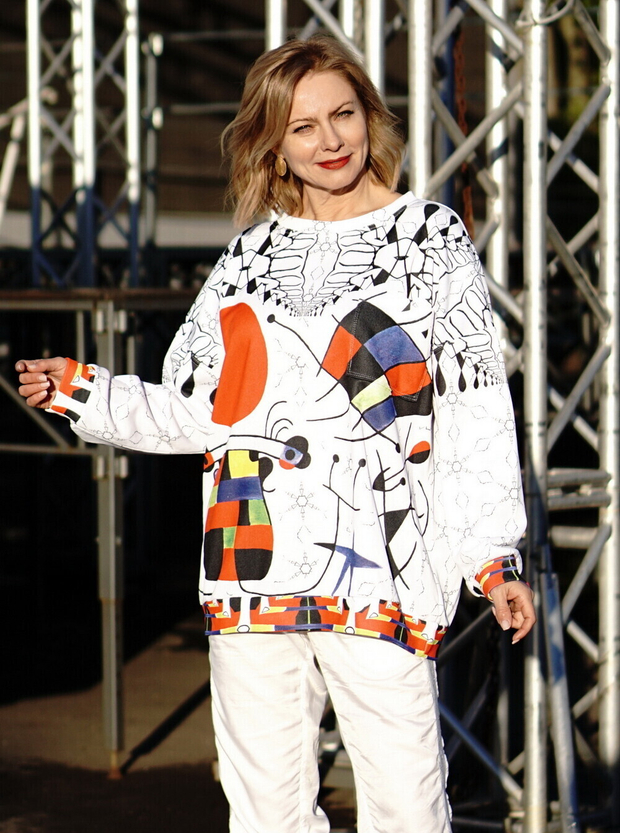 Свитшот "Улыбка", по мотивам картины Жоан Миро "Улыбка из ярких крыльев"