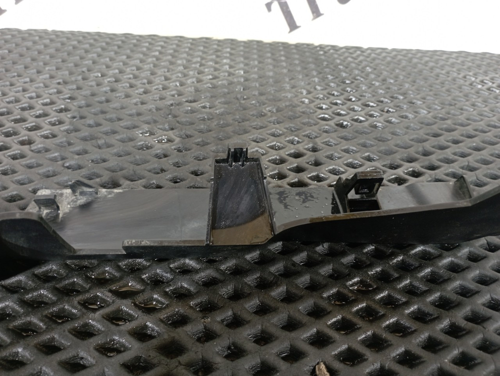 Накладка под лобовое стекло левая