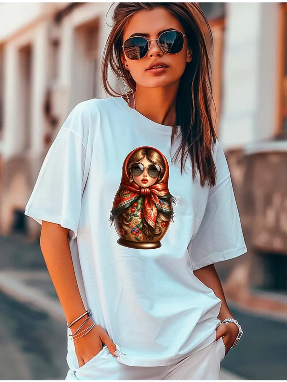Футболка белая матрешка в платке 2026