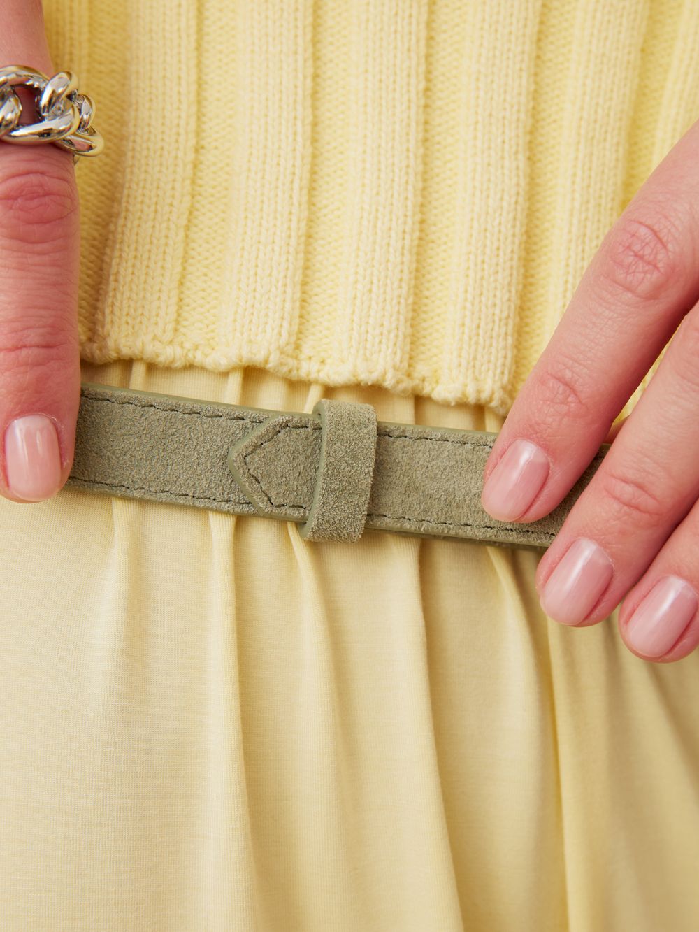 БАЗОВЫЙ ТОНКИЙ РЕМЕНЬ С ТРЕУГОЛЬНОЙ ПРЯЖКОЙ ЗАМША ФИСТАШКОВЫЙ