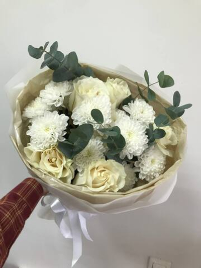 "Ванильные облака", букет из хризантемы, роз и эвкалипта.