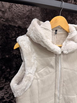 Жилет из натуральной овчины. С капюшоном, 56 Размер