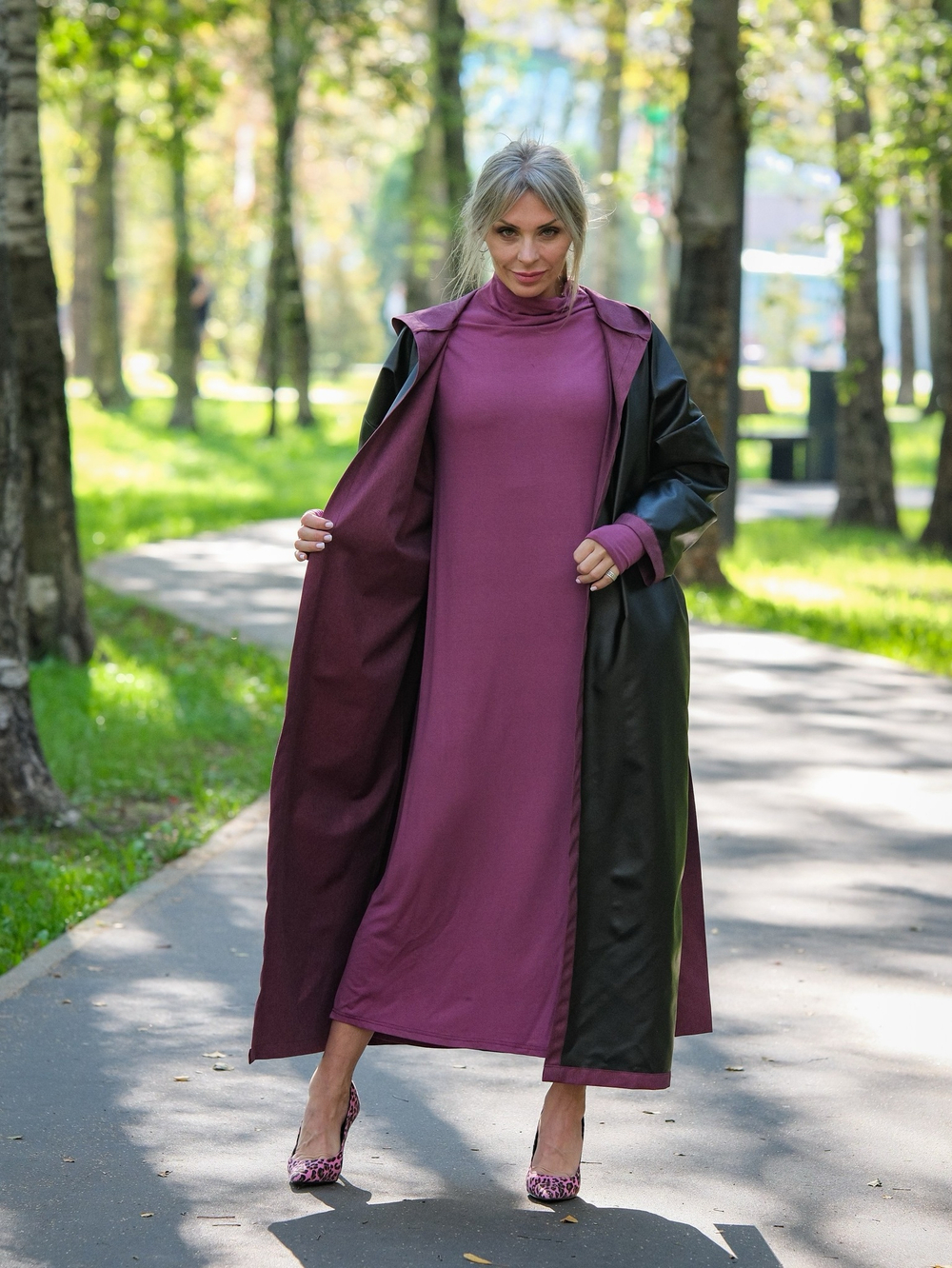 Дождевик с капюшоном и поясом брусника