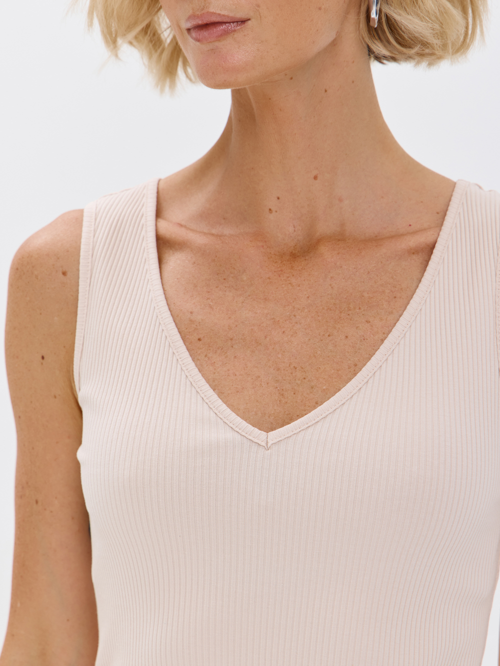 Топ-лапша под пиджак с глубоким V-вырезом