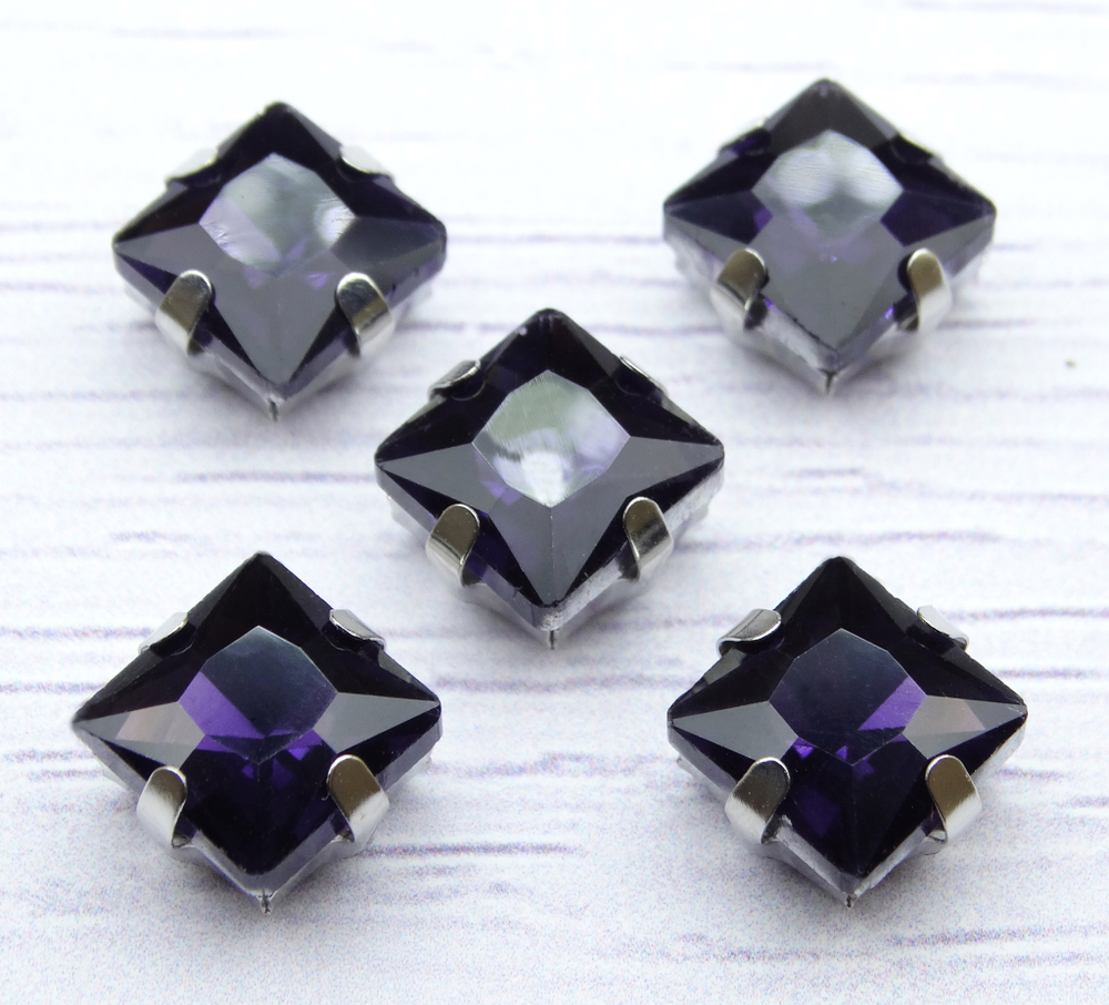 КЦ017НН8 Хрустальные стразы квадратной формы в цапах, цвет: фиолетовый, размер: 8 мм, 7 шт/упак.
