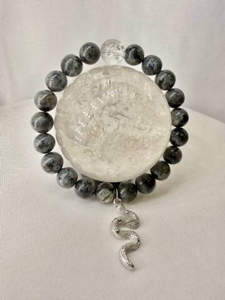 Браслет из Ларвикита с бусиной Ледяного Кварца и подвеской Змеей