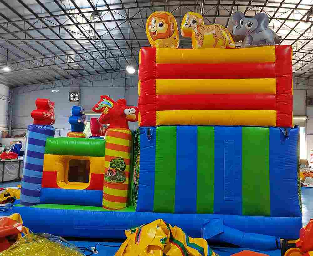 Коммерческий надувной батут «Звериный мир» с горкой и аркой, 6*5*4.2 м.