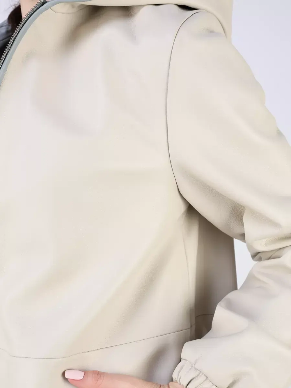 Кожаная куртка демисезонная с капюшоном