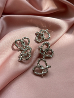 Пуговицы серебристые крендельки-сердечки со стразами