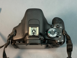 Canon 600D kit 18-55mm 3.5-5.6 III 6.400 кадров