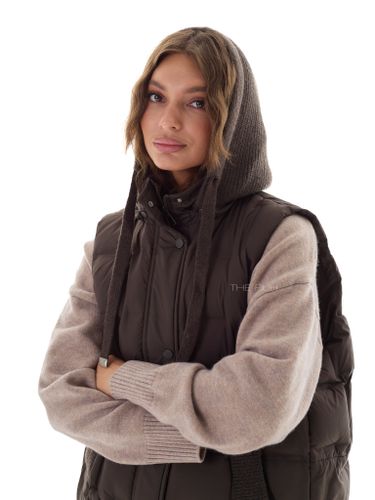 Шоколадный пуховый жилет с вязаным капюшоном