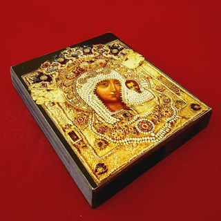 Казанская икона с частицей Ризы и Волос Божией Матери деревянная на левкасе