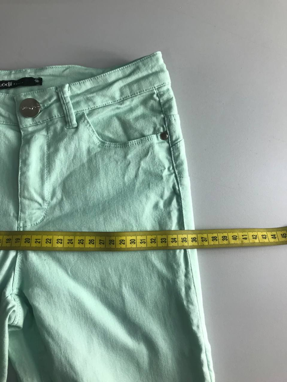 Джинсы Oodji красивого оттенка, маркировка 25, визуально на 40 размер