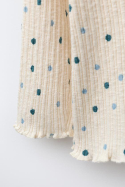 ZARA ФУТБОЛКА С ЦВЕТОЧНЫМ РЕЛЬЕФОМ, ЭКРЮ/СИНИЙ