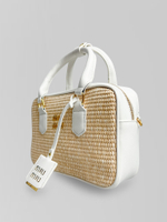 Сумка пямоугольной формы с плетенными соломенными вставками на коротких ручках
