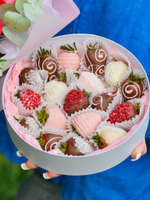 Клубника в молочном и белом шоколаде «Candy»