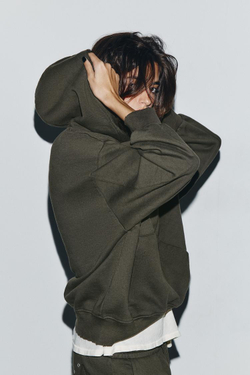 ZARA ТОЛСТОВКА С ЭФФЕКТОМ ПОТЕРТОСТИ, ЗВЕЗДАМИ И ЗАКЛЕПКАМИ, ТЕМНО-КОРИЧНЕВЫЙ