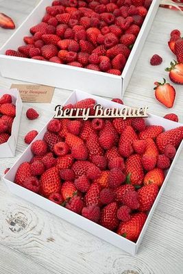 Набор со свежими ягодами Клубника - Малина