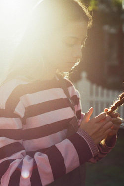 ZARA ЛОНГСЛИВ В ПОЛОСКУ С ВЫШИТЫМ СЕРДЦЕМ, РОЗОВЫЙ