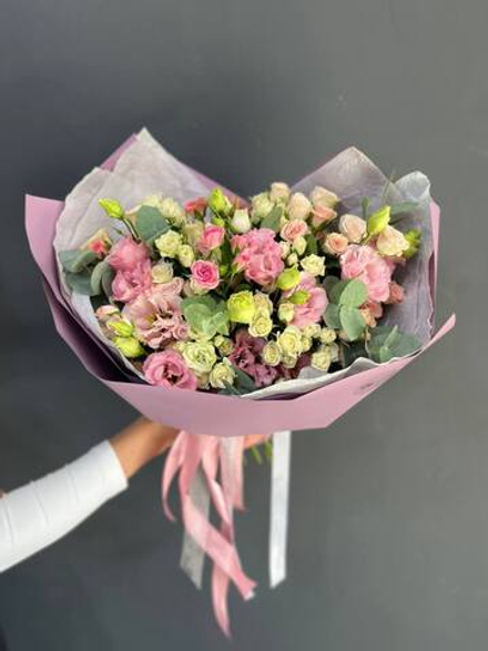 Букет из кустовой розы и эустомы