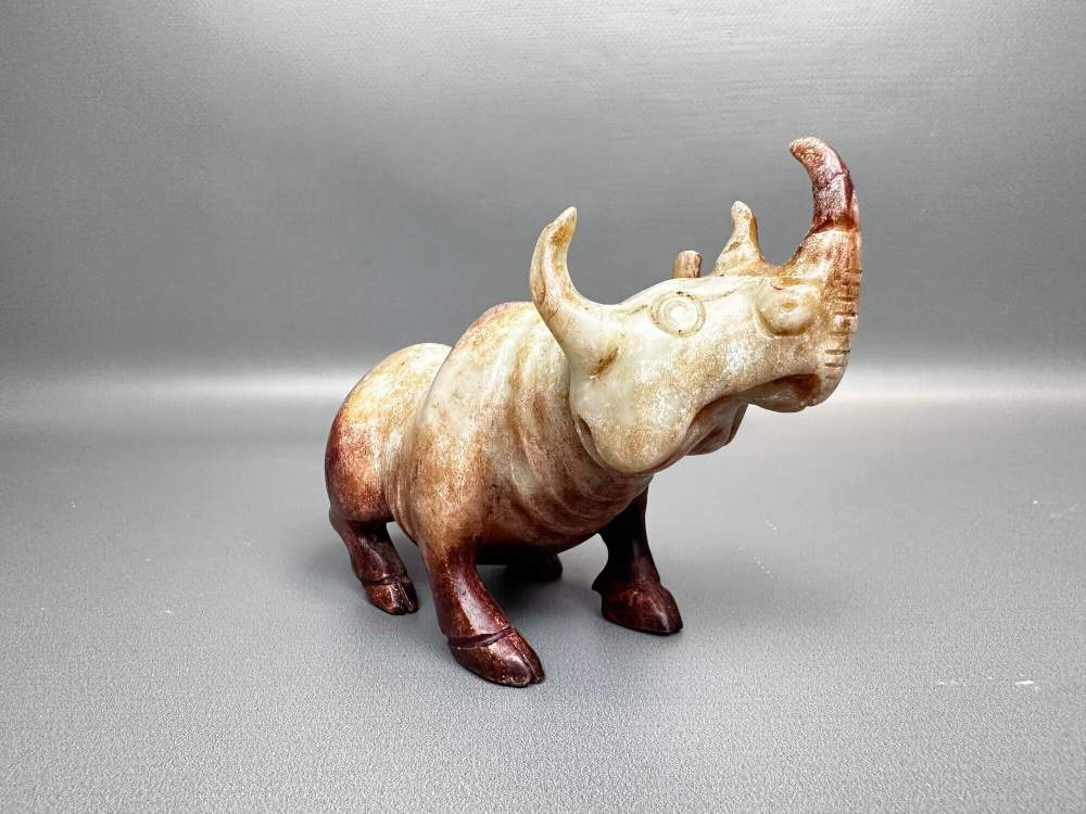 Фигура носорога из камня