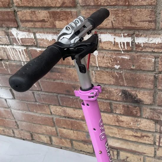 Складной двухколёсный самокат Micar Storm Pro 200 мм с двумя амортизаторами и ручным дисковым тормозом, бело-розовый