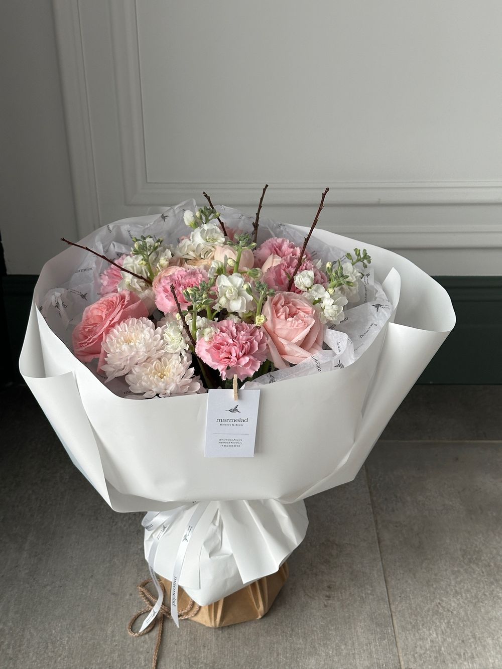 Букет сборный из кустовых пионовидных роз, маттиолы, диантусов и веток прунуса