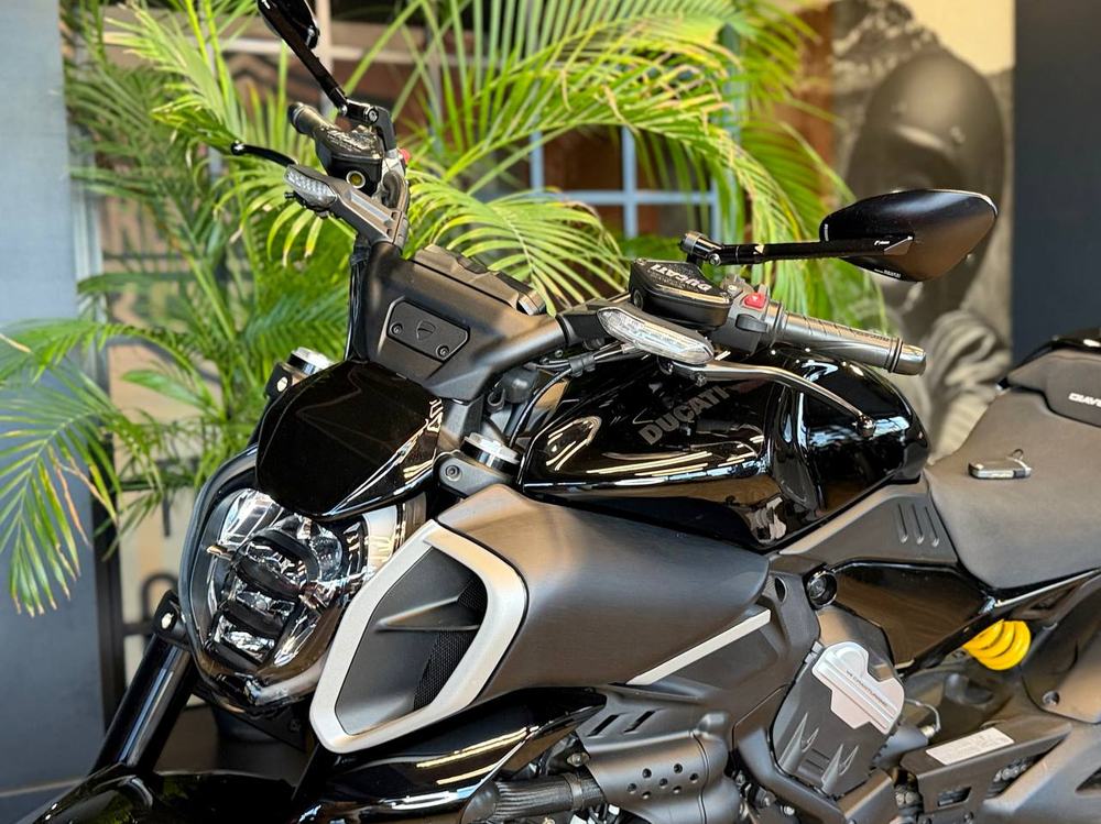 Ducati Diavel V4 (2025) + Akrapovic Titanium