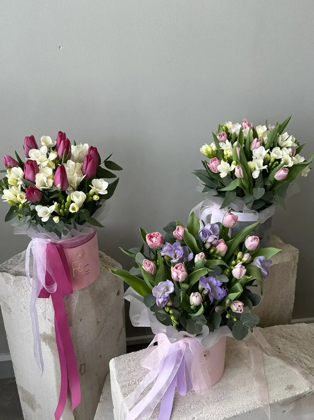 Шляпная коробка фрейзией и тюльпаном коллекция Spring 26