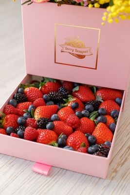 Шкатулка с мимозой, ирисами, тюльпанами и свежими ягодами