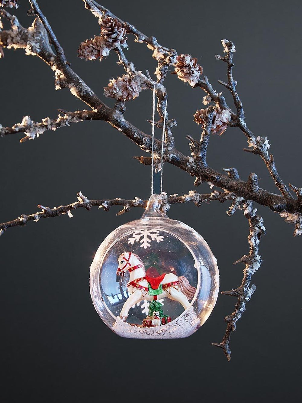 Ёлочная игрушка Festive Horse из коллекции New Year Essential