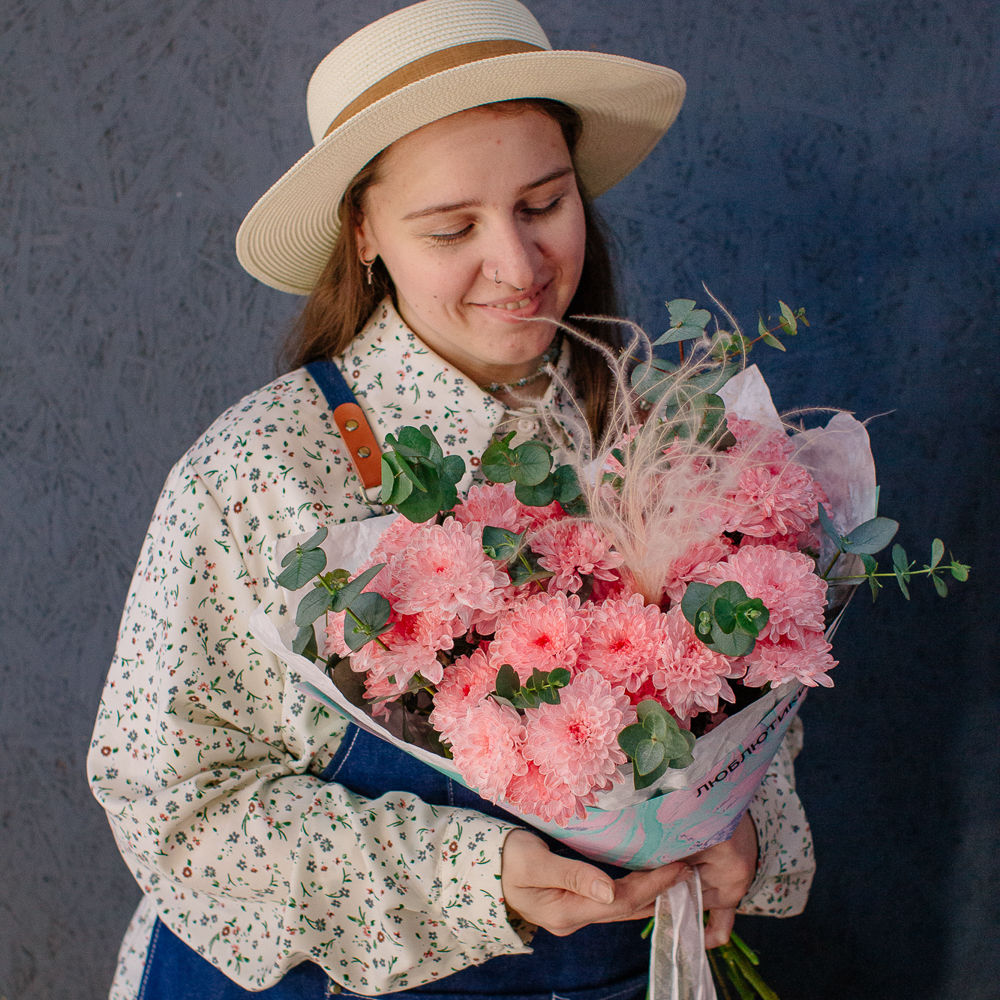 153. Нежный стойкий букет из кустовой хризантемы с эвкалиптом