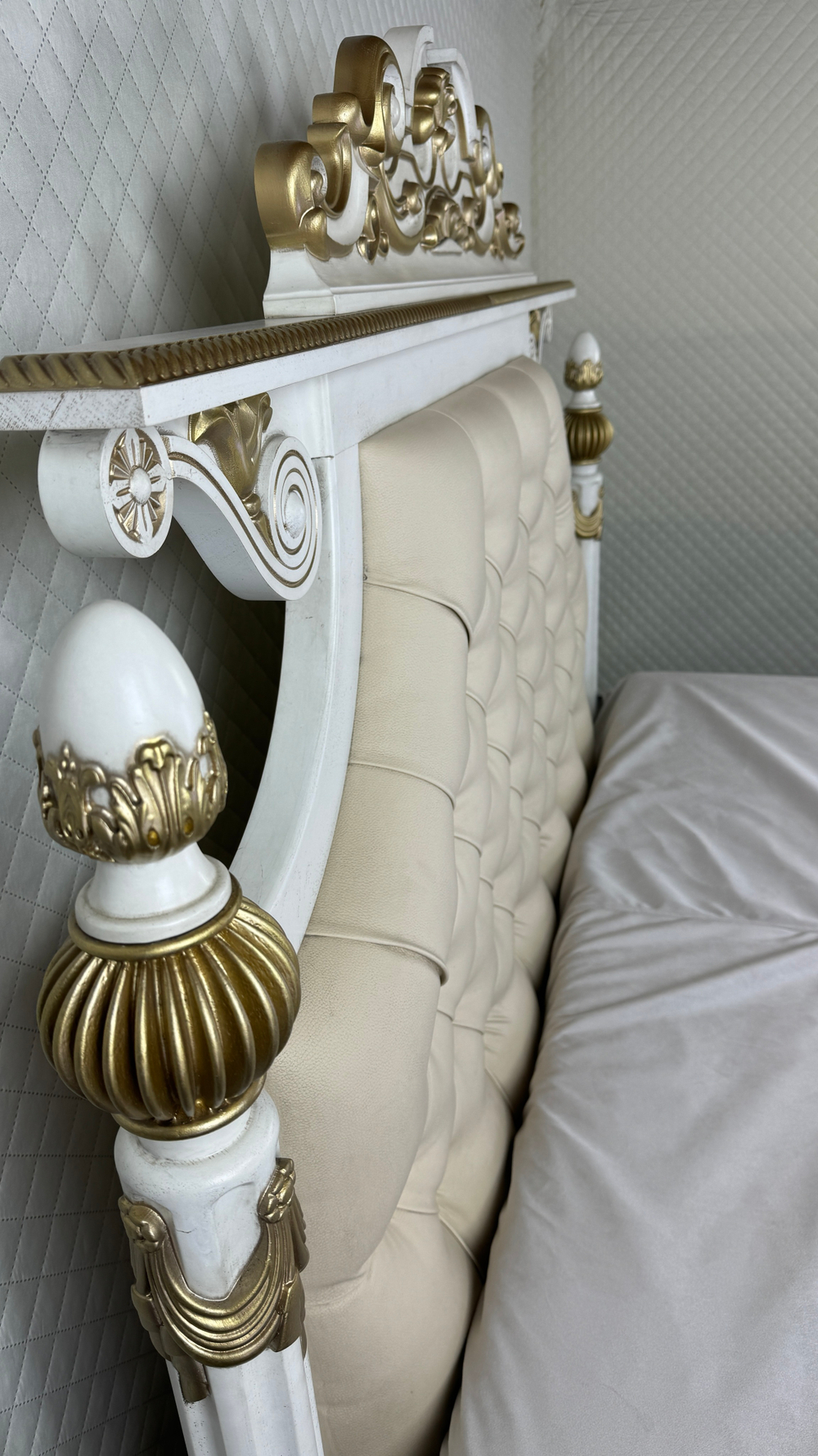 Кровать из натурального дерева