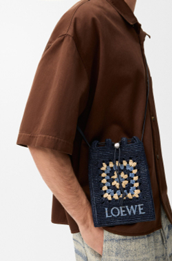 Loewe Сумка-мешок Patch Crochet на шнурке из телячьей кожи и рафии, темно-синий