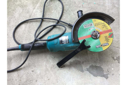 Угловая шлифмашина Makita GA 9020