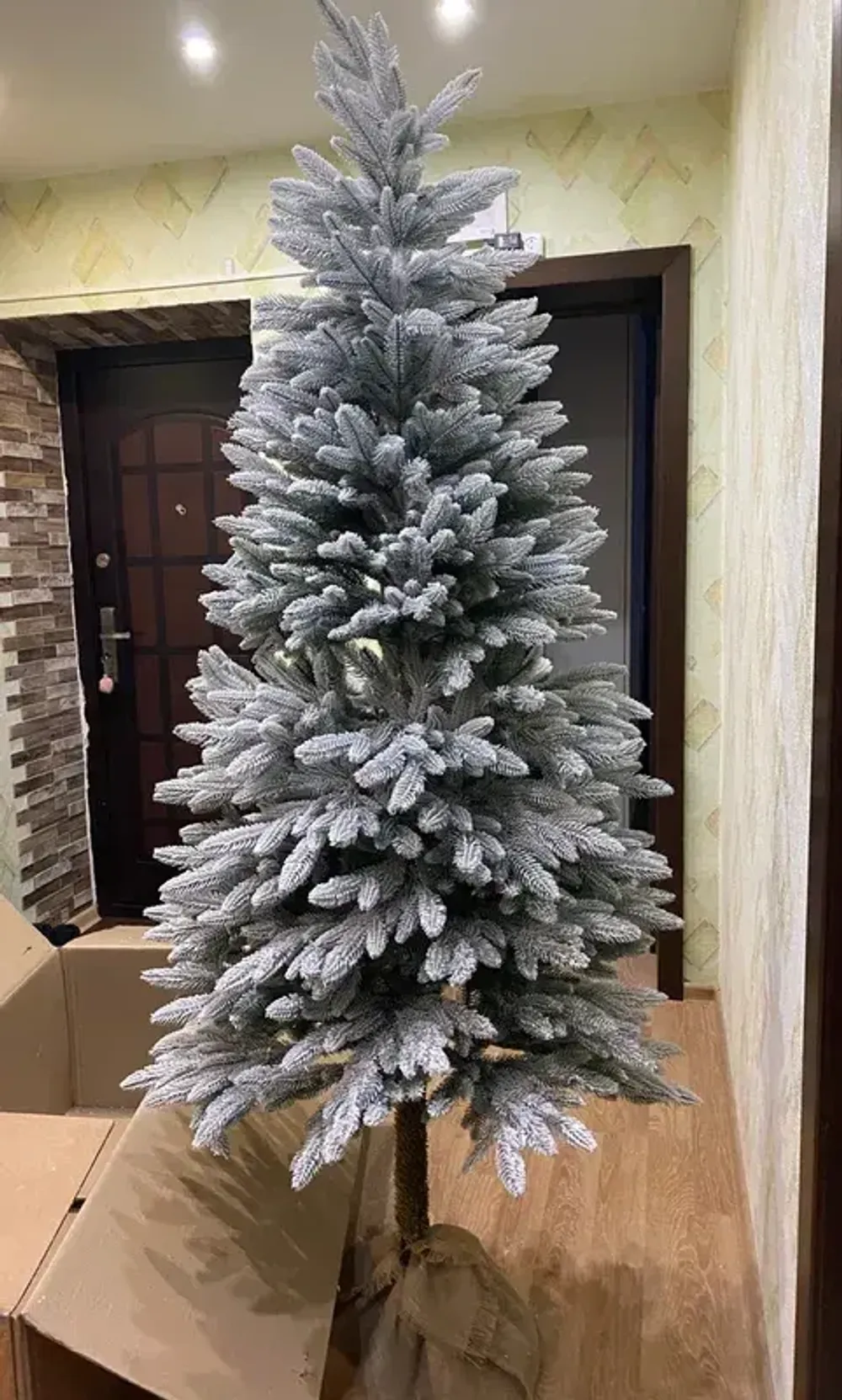 заснеженная елка на ножке Иветта