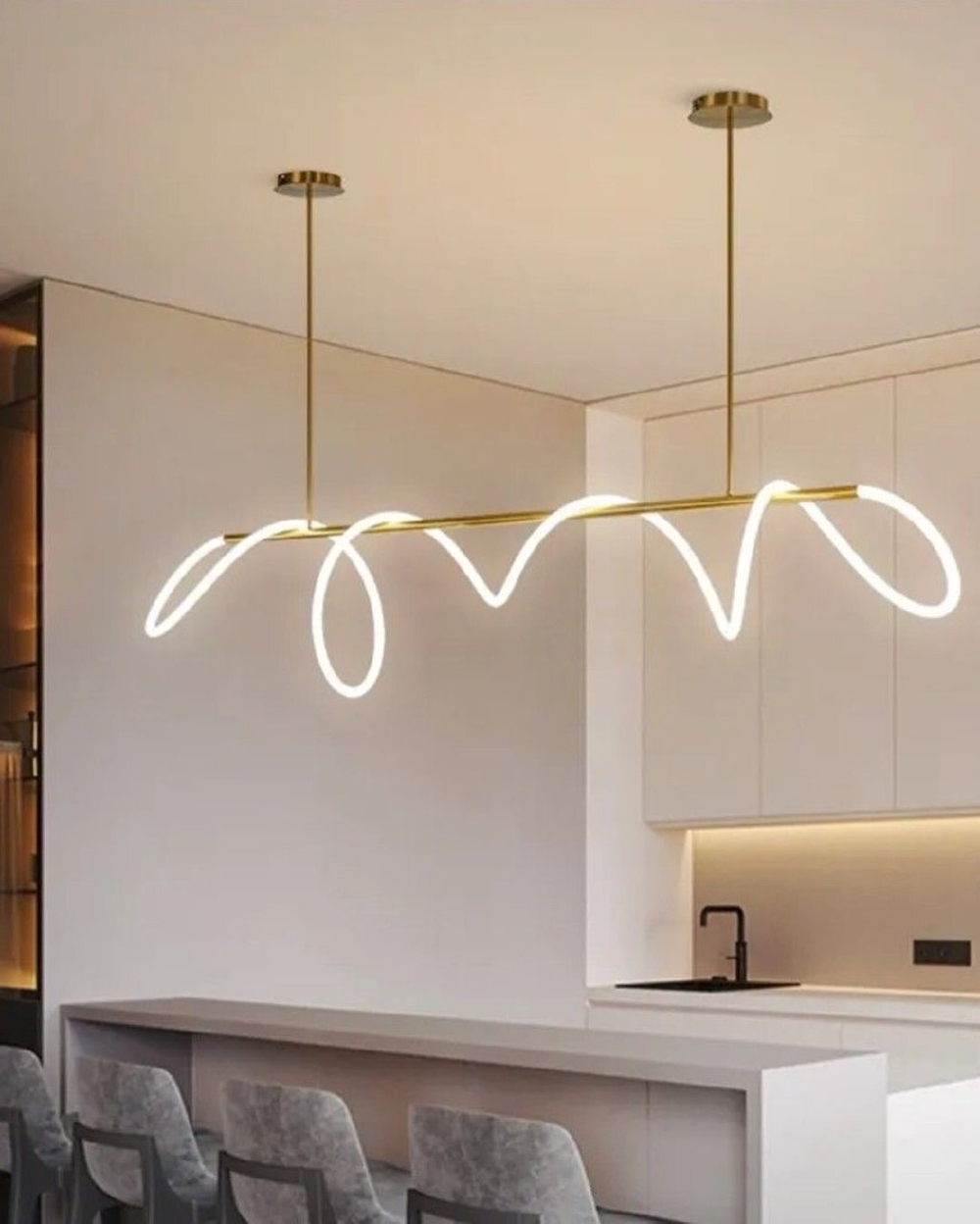 Современные люстры с динамичными LED-линиями.