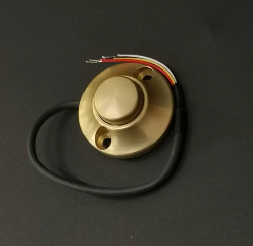 Кнопка выхода ЛКД-КН-12-30 круглая, d 39 мм, с желтой подсветкой по контуру, цвет золото LS767352 (Л