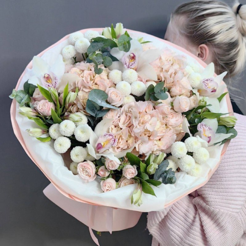 Авторский букет с розовыми гортензиями