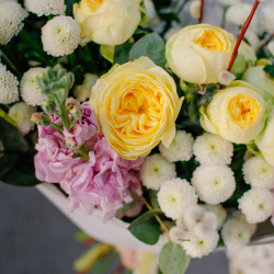 170. Нежный весенний букет с маттиолой и вербой